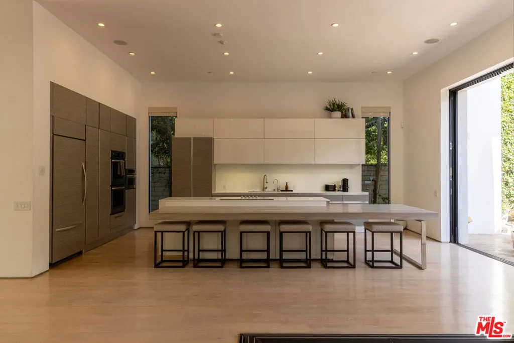 132 N Laurel Avenue, Los Angeles, California 90048 home-pic-15